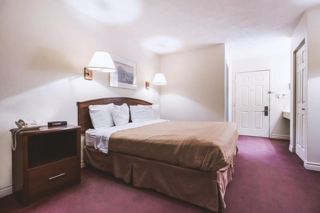 Sky-Palace Inn & Suites Mccook Εξωτερικό φωτογραφία