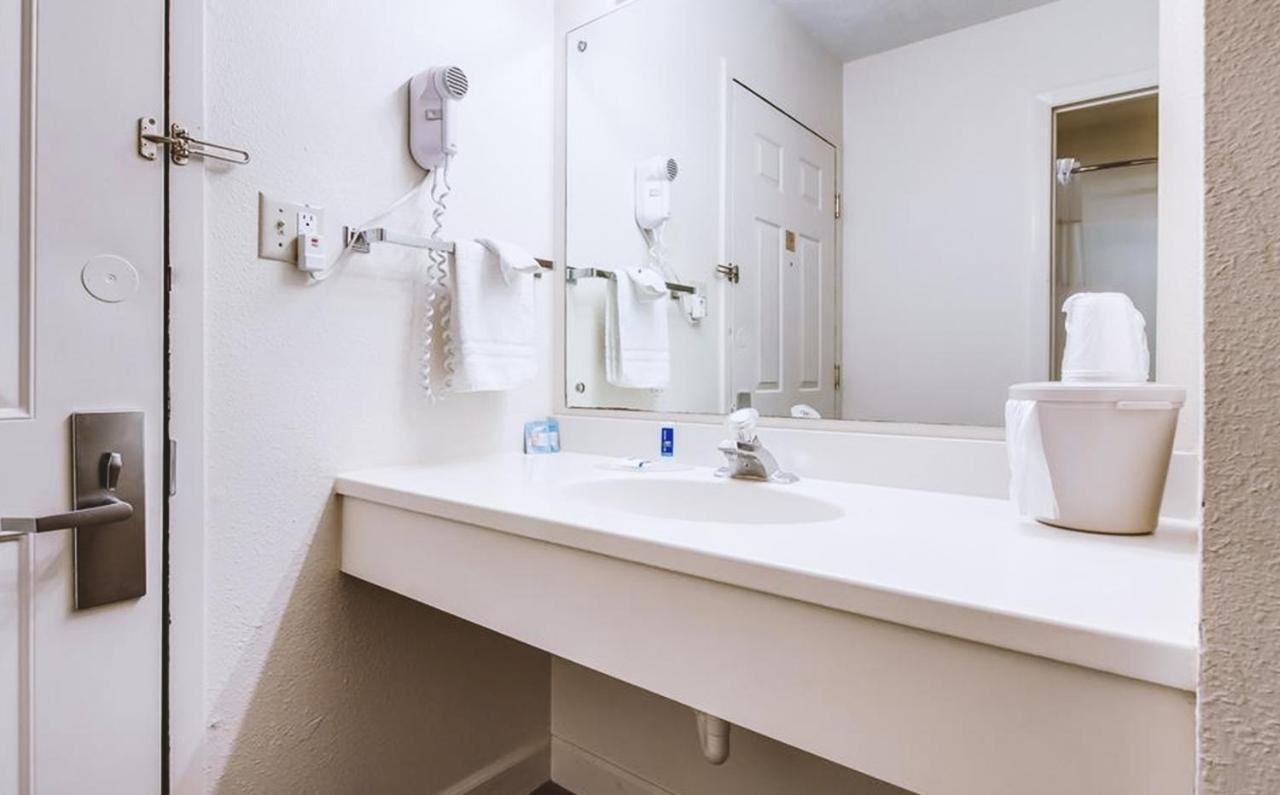 Sky-Palace Inn & Suites Mccook Εξωτερικό φωτογραφία